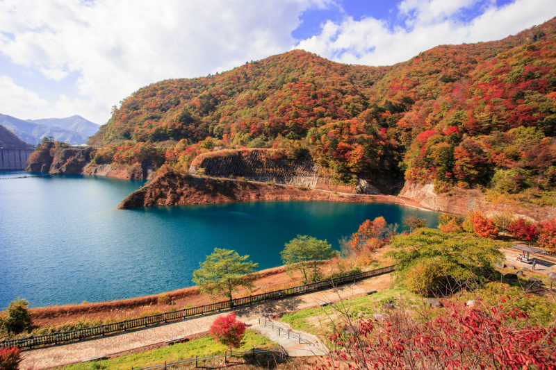 奥四万湖と紅葉